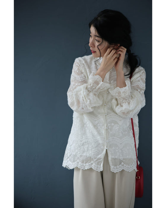 煌めくビジューネックの刺繍シアーブラウストップス