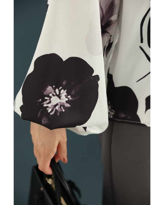 モノトーンの花を描くとろみブラウストップス