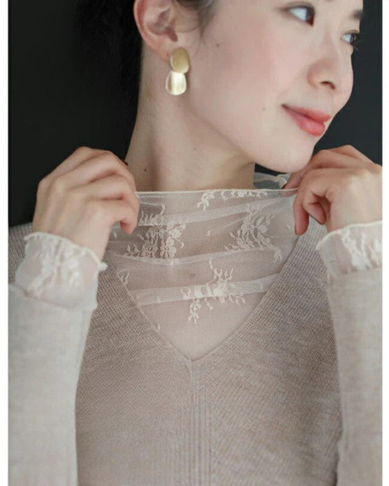 Inner lace that stylishly hides wrinkles around the neck