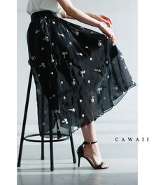  軽やかな花刺繍のベールミディアムスカート