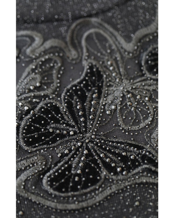 胸元に浮かぶ蝶々の伸びやかカットソートップス