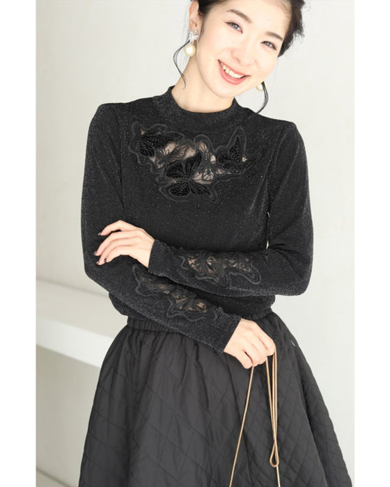 胸元に浮かぶ蝶々の伸びやかカットソートップス