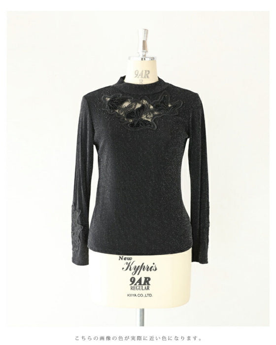 胸元に浮かぶ蝶々の伸びやかカットソートップス