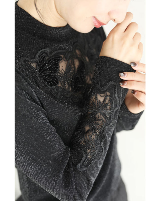 胸元に浮かぶ蝶々の伸びやかカットソートップス