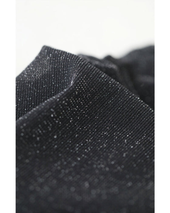 胸元に浮かぶ蝶々の伸びやかカットソートップス