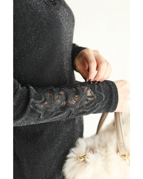 胸元に浮かぶ蝶々の伸びやかカットソートップス