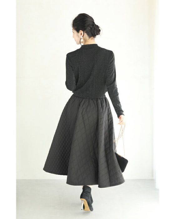 胸元に浮かぶ蝶々の伸びやかカットソートップス