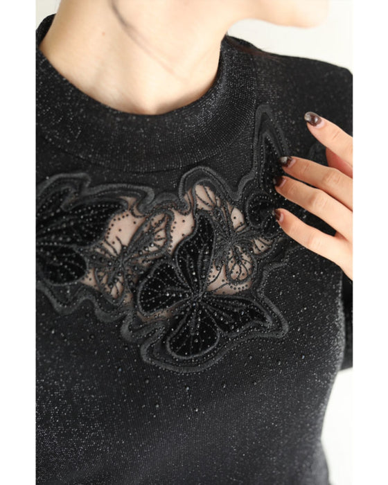 胸元に浮かぶ蝶々の伸びやかカットソートップス