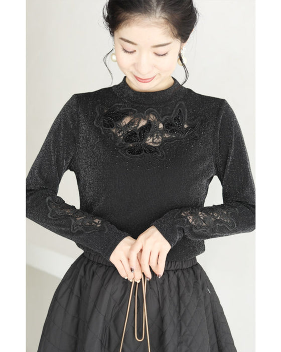 胸元に浮かぶ蝶々の伸びやかカットソートップス