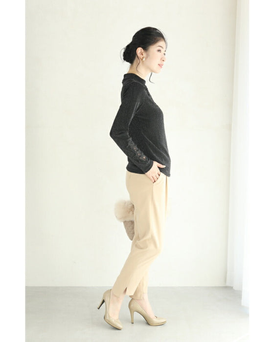 胸元に浮かぶ蝶々の伸びやかカットソートップス