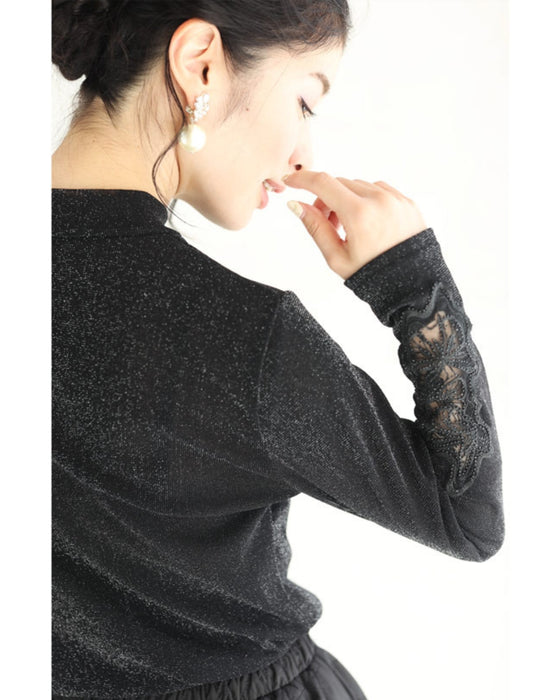 胸元に浮かぶ蝶々の伸びやかカットソートップス