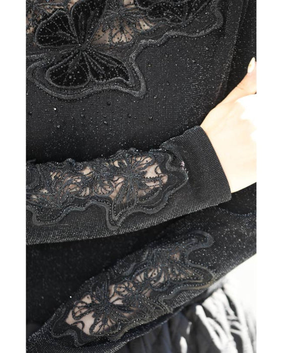 胸元に浮かぶ蝶々の伸びやかカットソートップス