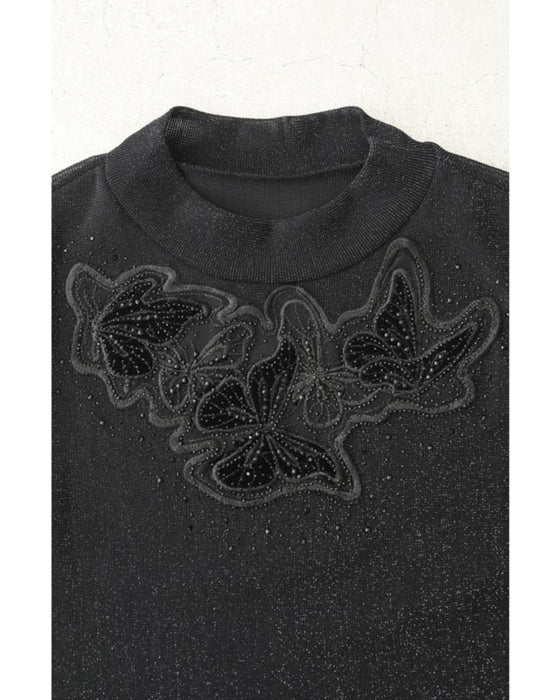 胸元に浮かぶ蝶々の伸びやかカットソートップス