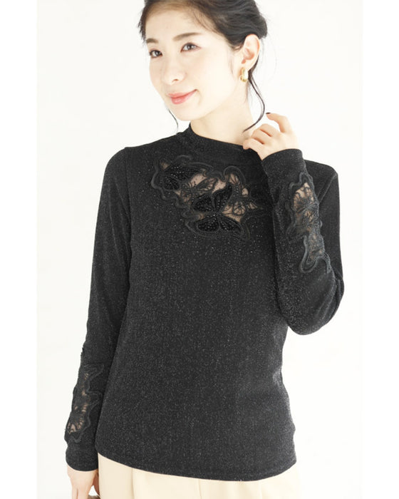 胸元に浮かぶ蝶々の伸びやかカットソートップス