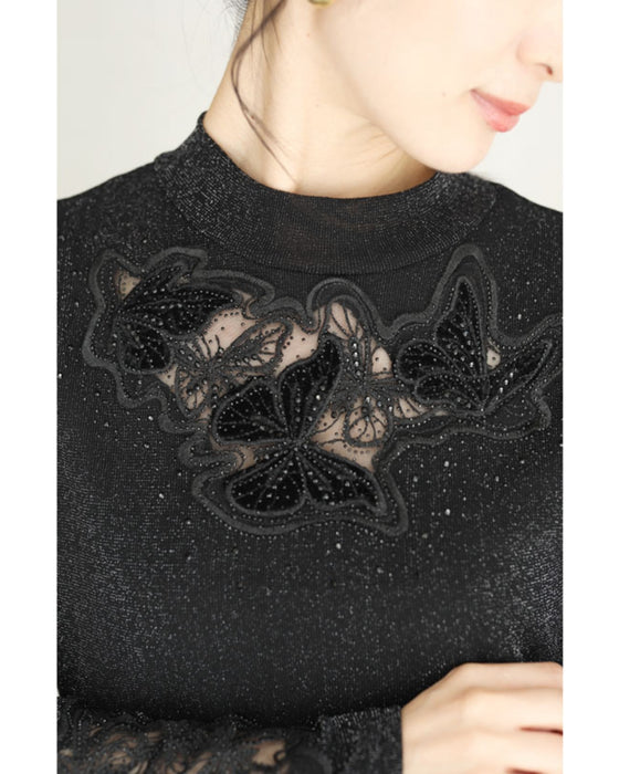 胸元に浮かぶ蝶々の伸びやかカットソートップス