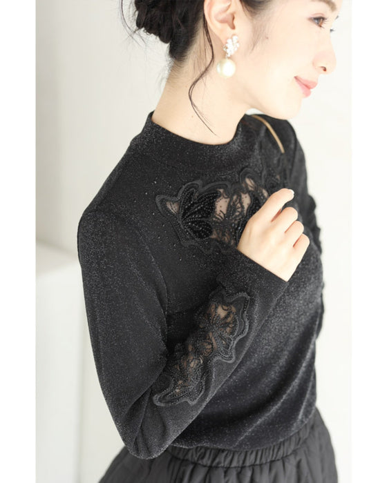 胸元に浮かぶ蝶々の伸びやかカットソートップス