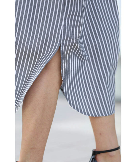 【アウトレット返品交換不可】（S~3L対応）重なる胸元タックの爽やかストライプミディアムワンピース