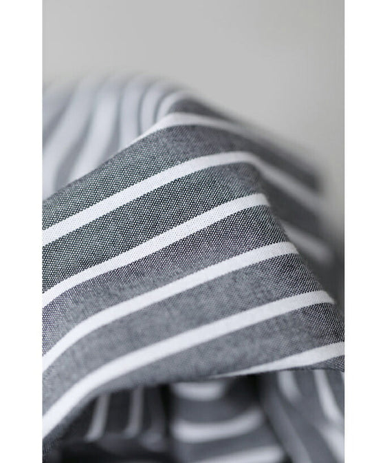 【アウトレット返品交換不可】（S~3L対応）重なる胸元タックの爽やかストライプミディアムワンピース