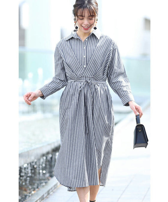 【アウトレット返品交換不可】（S~3L対応）重なる胸元タックの爽やかストライプミディアムワンピース