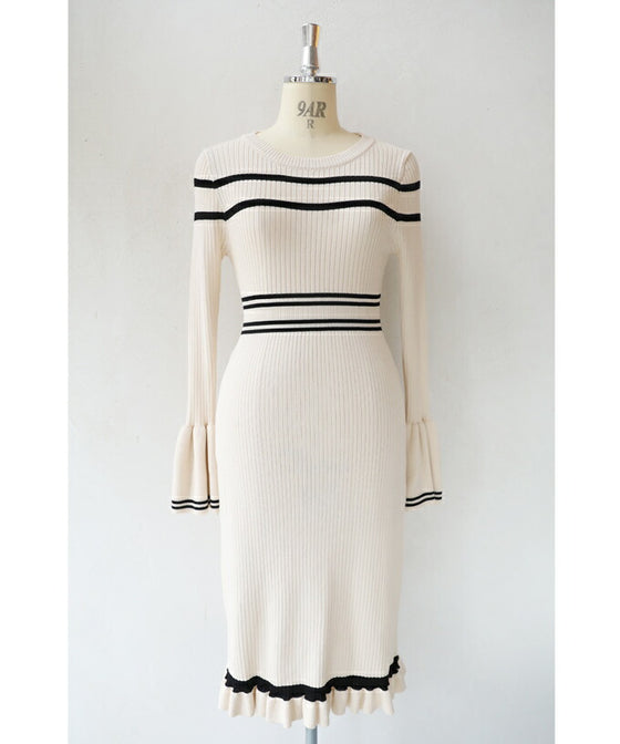 ヒラヒラ可愛いフレア袖のニットミディアムワンピース