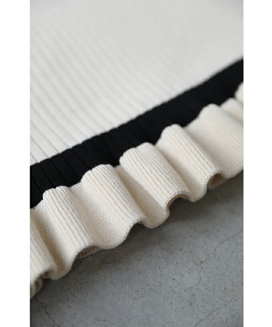 ヒラヒラ可愛いフレア袖のニットミディアムワンピース