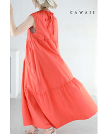  A long dress with a back ribbon in a vivid color that catches your eye