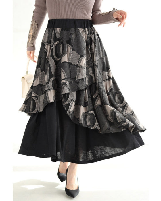 重なり合う柄フレアの個性派ミディアムスカート