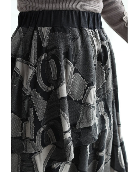 重なり合う柄フレアの個性派ミディアムスカート
