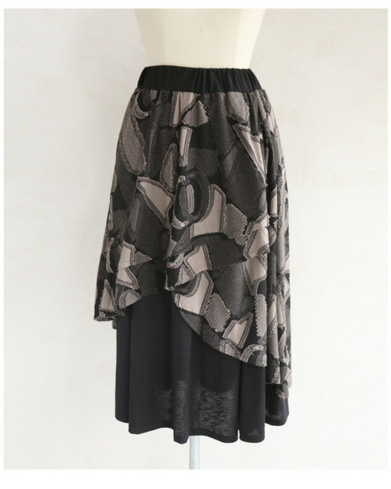 重なり合う柄フレアの個性派ミディアムスカート