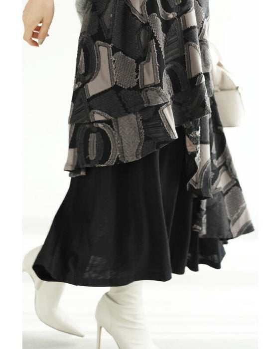 重なり合う柄フレアの個性派ミディアムスカート