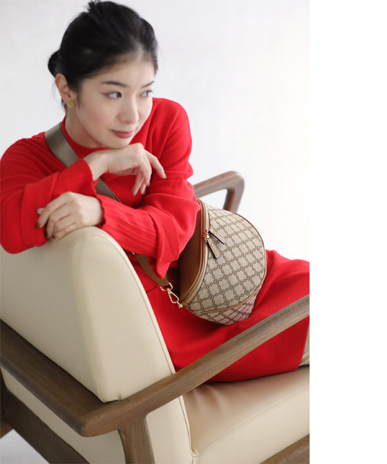 大人が上品に持てる 大容量 ボディバッグ