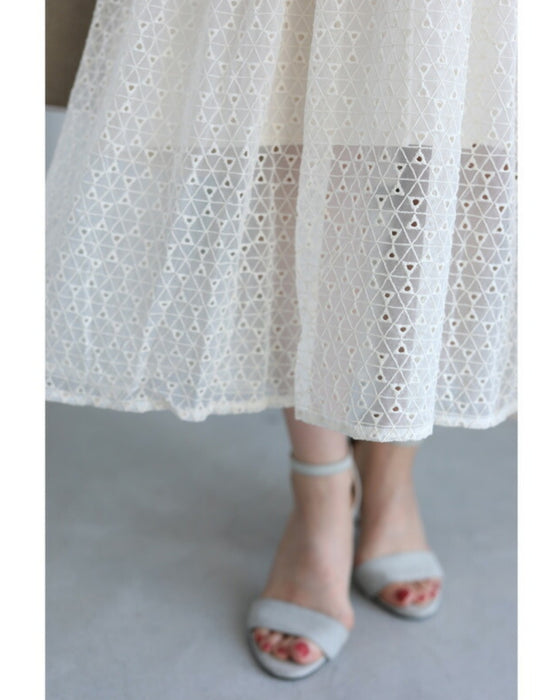 トライアングルで囲むサークルレースミディアムワンピース