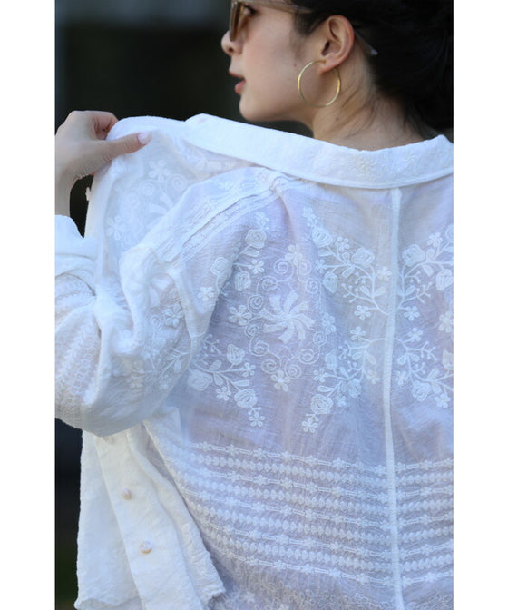 [Outlet products cannot be returned or exchanged] Gauze shirt with mesmerizing embroidery from any angle