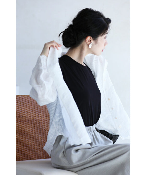 [Outlet products cannot be returned or exchanged] Gauze shirt with mesmerizing embroidery from any angle
