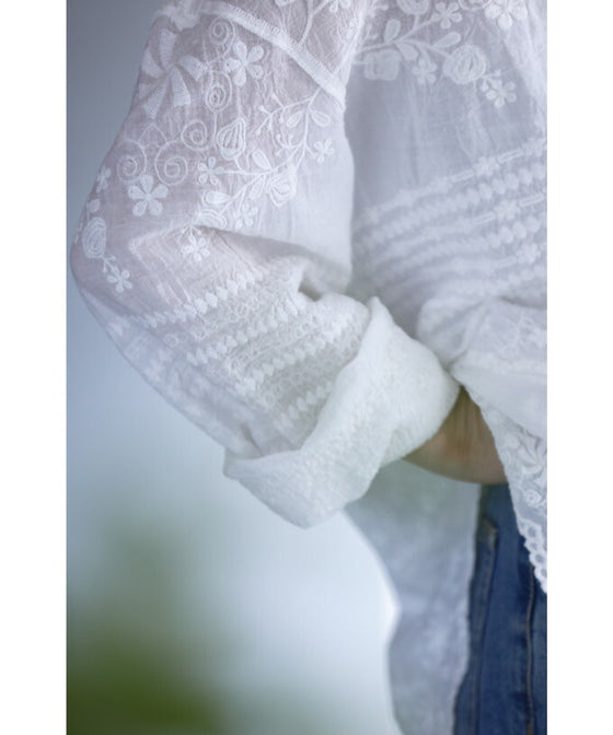 [Outlet products cannot be returned or exchanged] Gauze shirt with mesmerizing embroidery from any angle