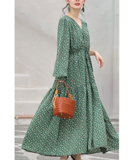 春風に揺れる花のティアードロングワンピース