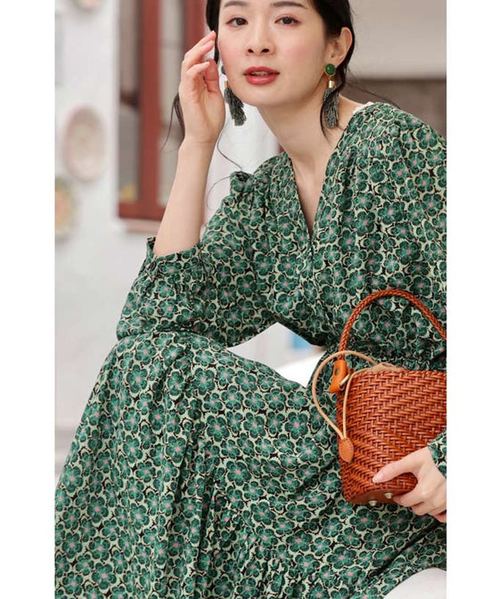 春風に揺れる花のティアードロングワンピース