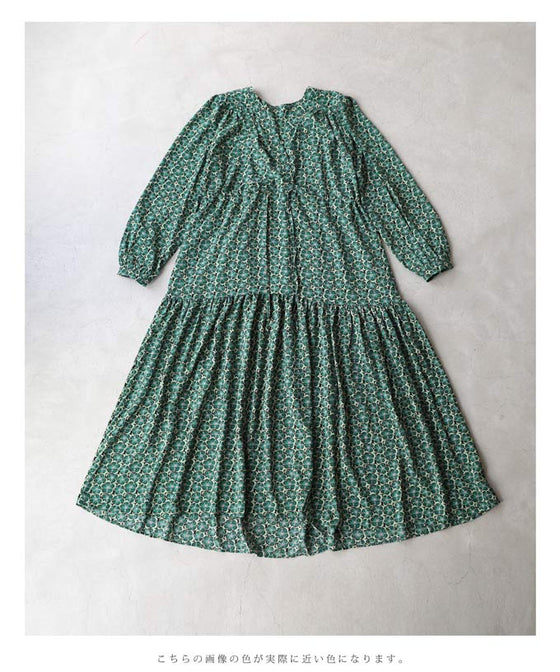 春風に揺れる花のティアードロングワンピース