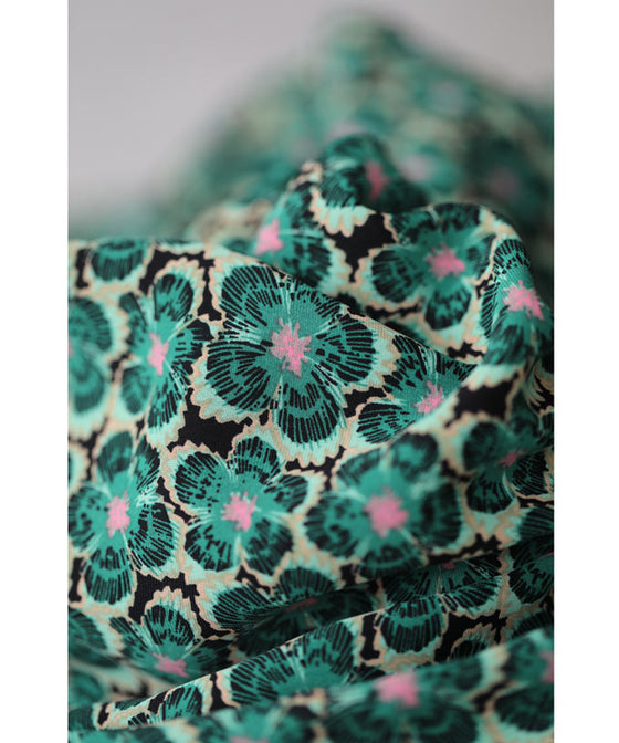 春風に揺れる花のティアードロングワンピース