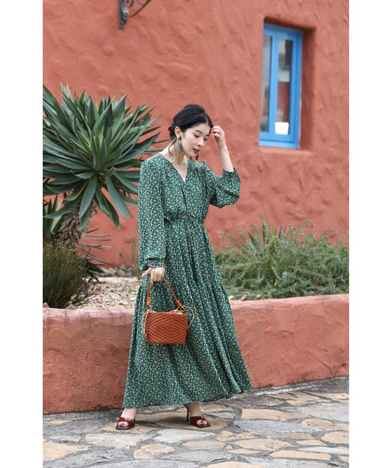 春風に揺れる花のティアードロングワンピース