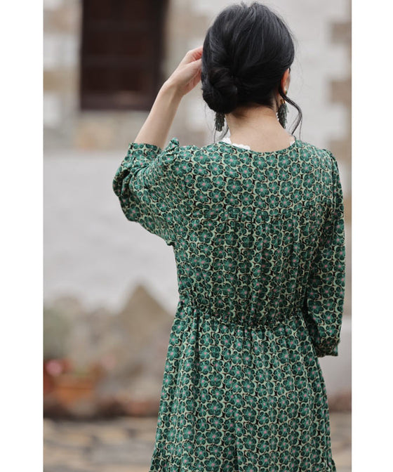 春風に揺れる花のティアードロングワンピース