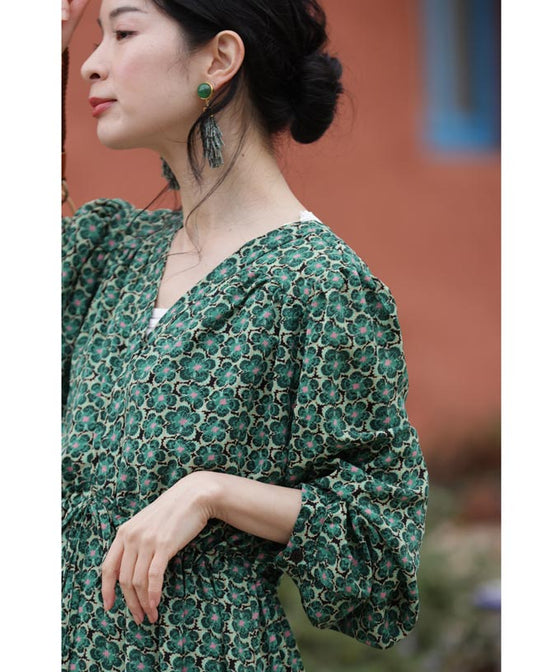 春風に揺れる花のティアードロングワンピース