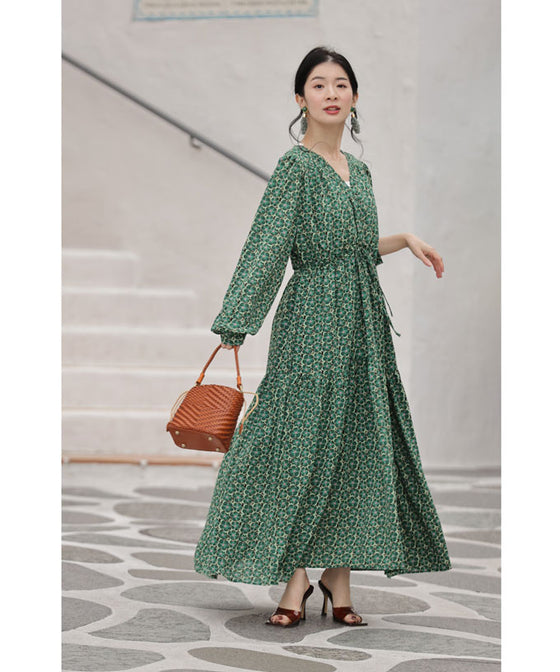 春風に揺れる花のティアードロングワンピース