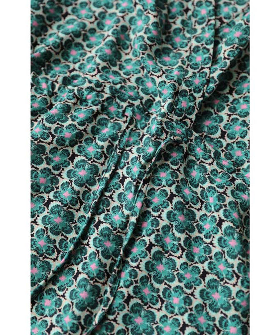 春風に揺れる花のティアードロングワンピース