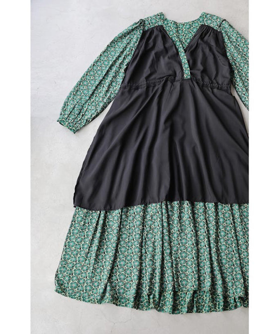 春風に揺れる花のティアードロングワンピース