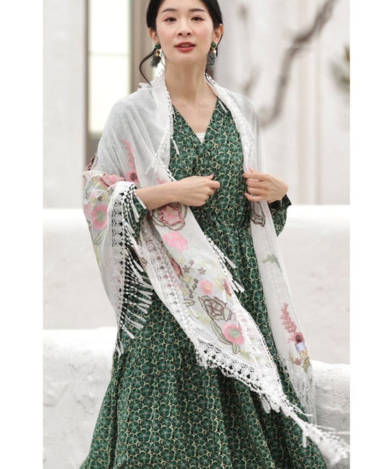 春風に揺れる花のティアードロングワンピース