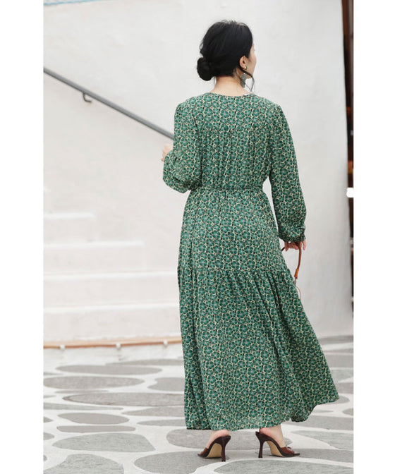 春風に揺れる花のティアードロングワンピース