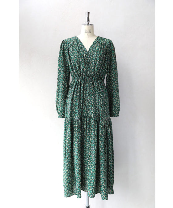 春風に揺れる花のティアードロングワンピース