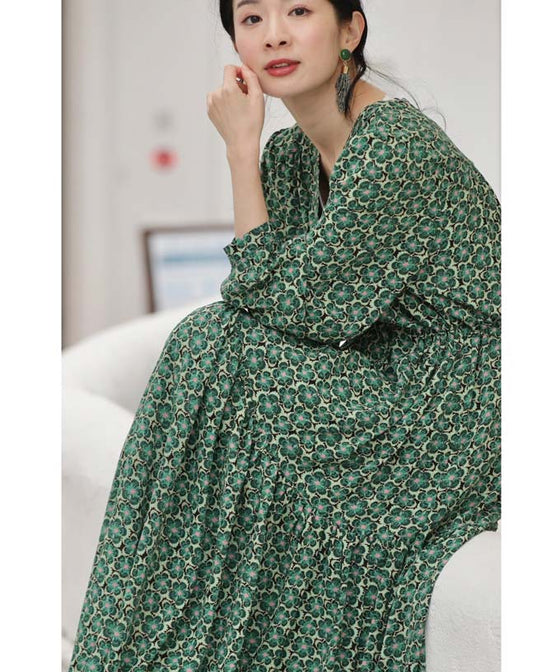 春風に揺れる花のティアードロングワンピース