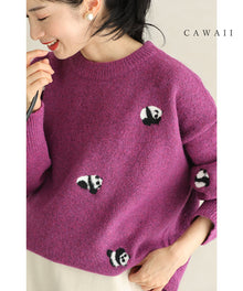  遊び心溢れるパンダ刺繍の紫ニット